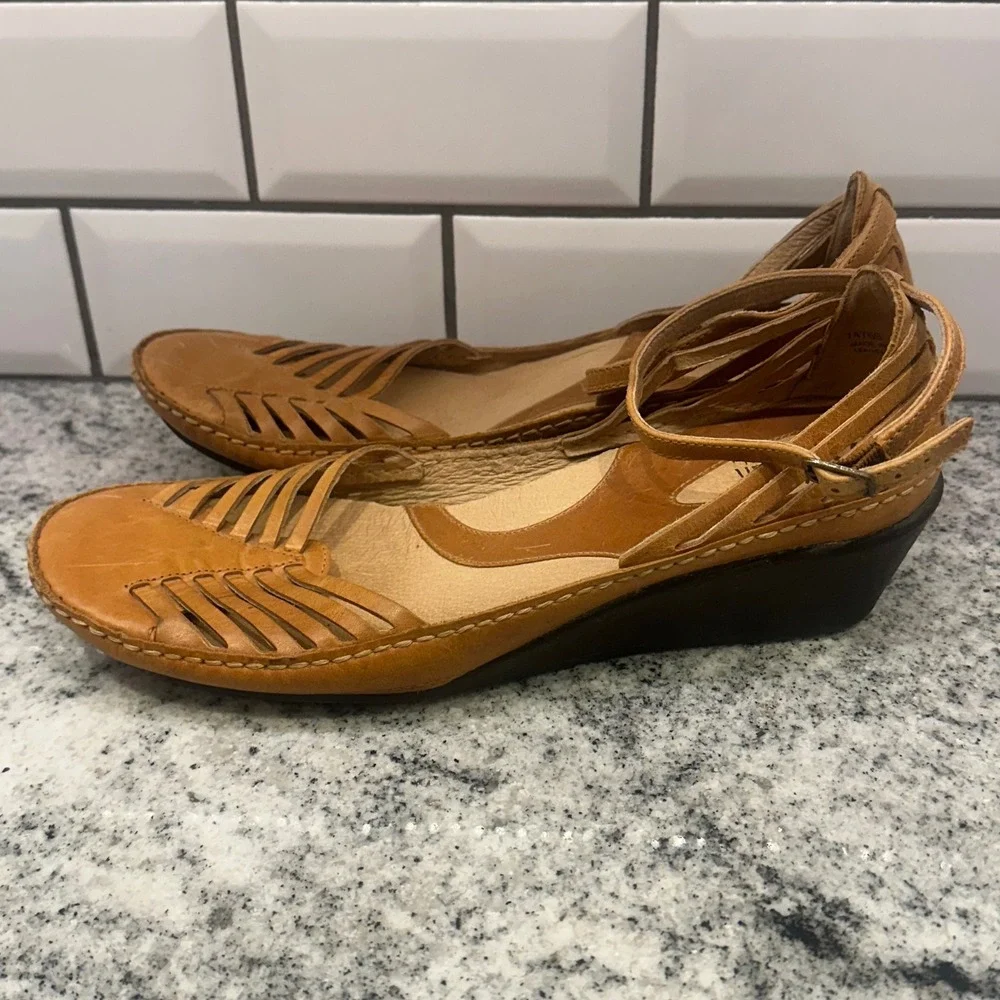 Clarks Women 10M Wedge Sandals Tan Leather Woven Huarache Ankle Strap Boho